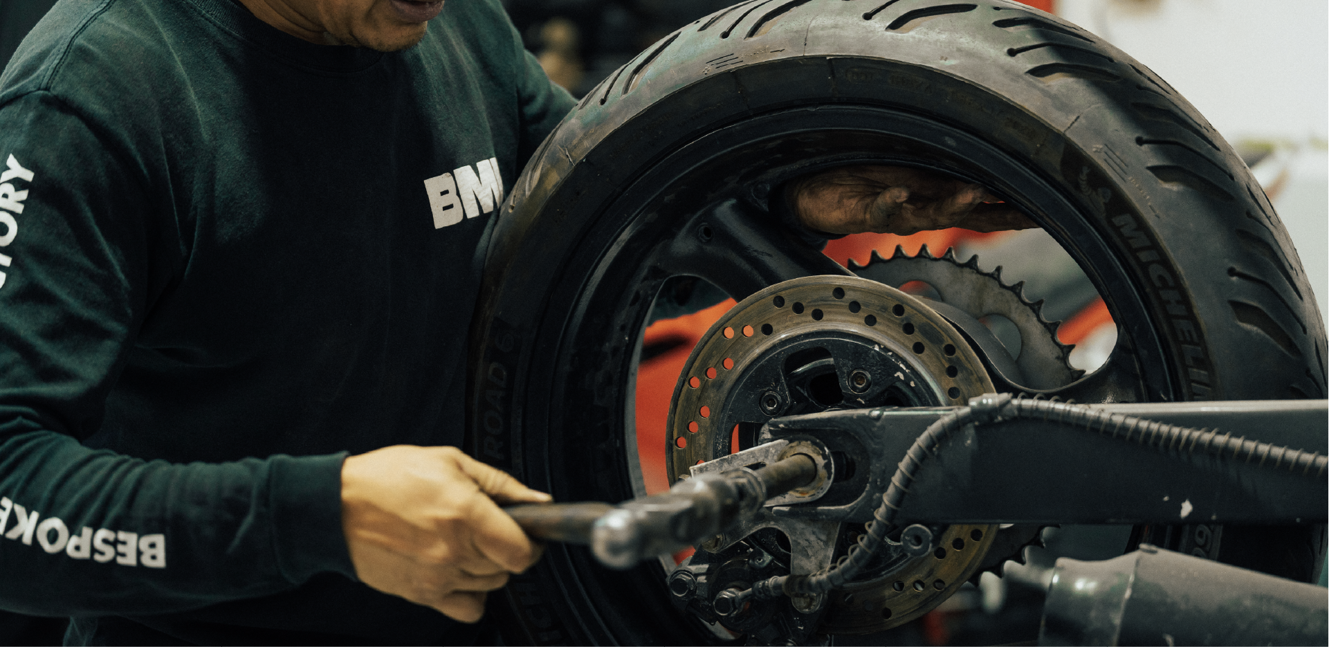 Mecánico de BMF trabajando en una motocicleta